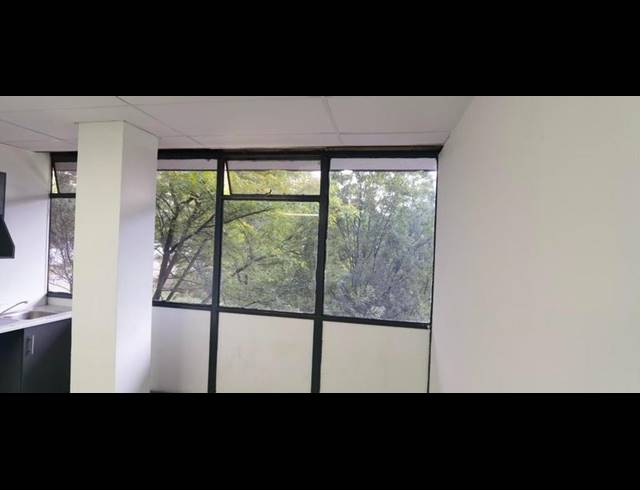 BUSINESS PROPERTY TO RENT IN LYNNWOOD GLEN